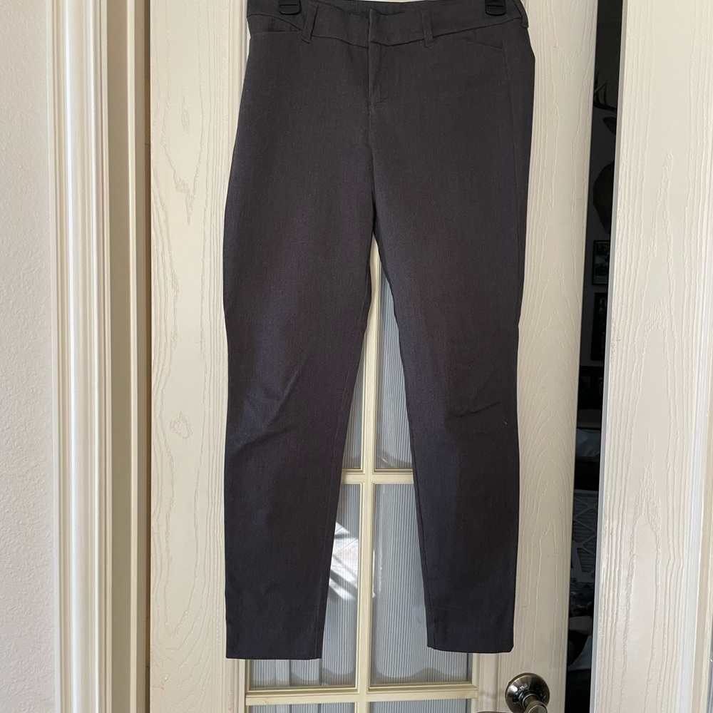 Old Navy dark gray pixie pants size 2. Like new